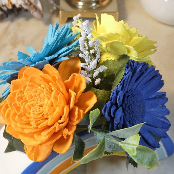Rainbow planter with 4 pretty coordinating Sola wood flowers - Picture 3 of 7